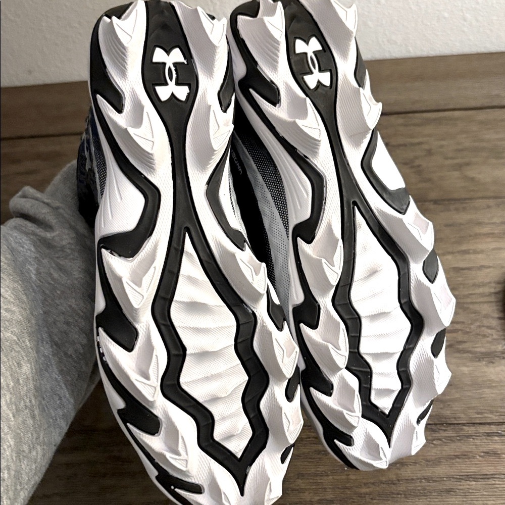 NIB [Under Armour] UA Spotlight Hammer Jr Black/White Football Cleats Youth 4.5 - Picture 10 of 12